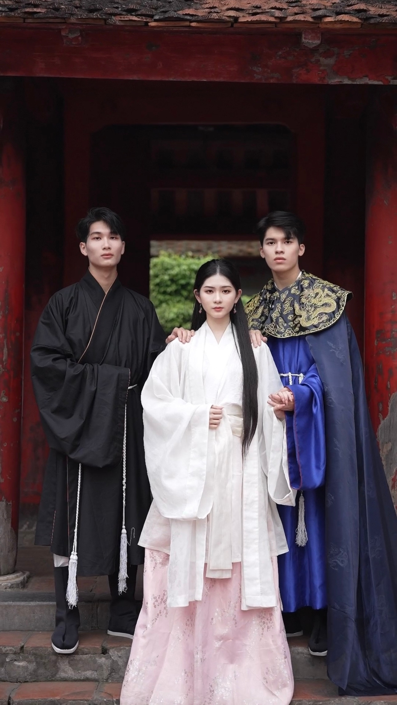 Tuyết Mai cùng các bạn diễn. Tuyết Mai cùng các bạn diễn.