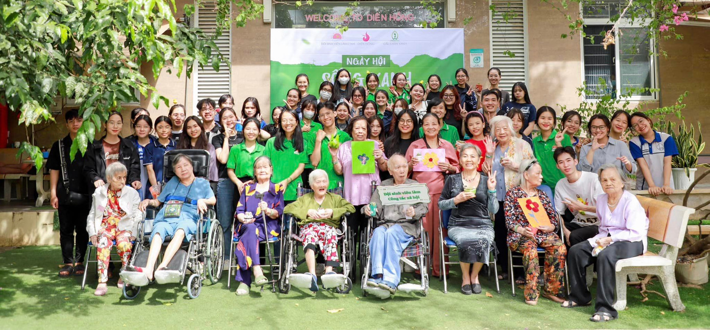 Mỹ Hạnh cùng Đội sinh viên làm Công tác xã hội tại Ngày Hội Xanh tại Viện dưỡng lão Diên Hồng cơ sở 2. Mỹ Hạnh cùng Đội sinh viên làm Công tác xã hội tại Ngày Hội Xanh tại Viện dưỡng lão Diên Hồng cơ sở 2.