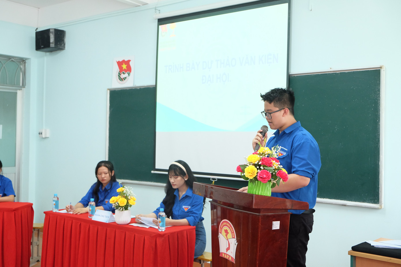 Tấn Lộc tham gia sinh hoạt Chi đoàn.