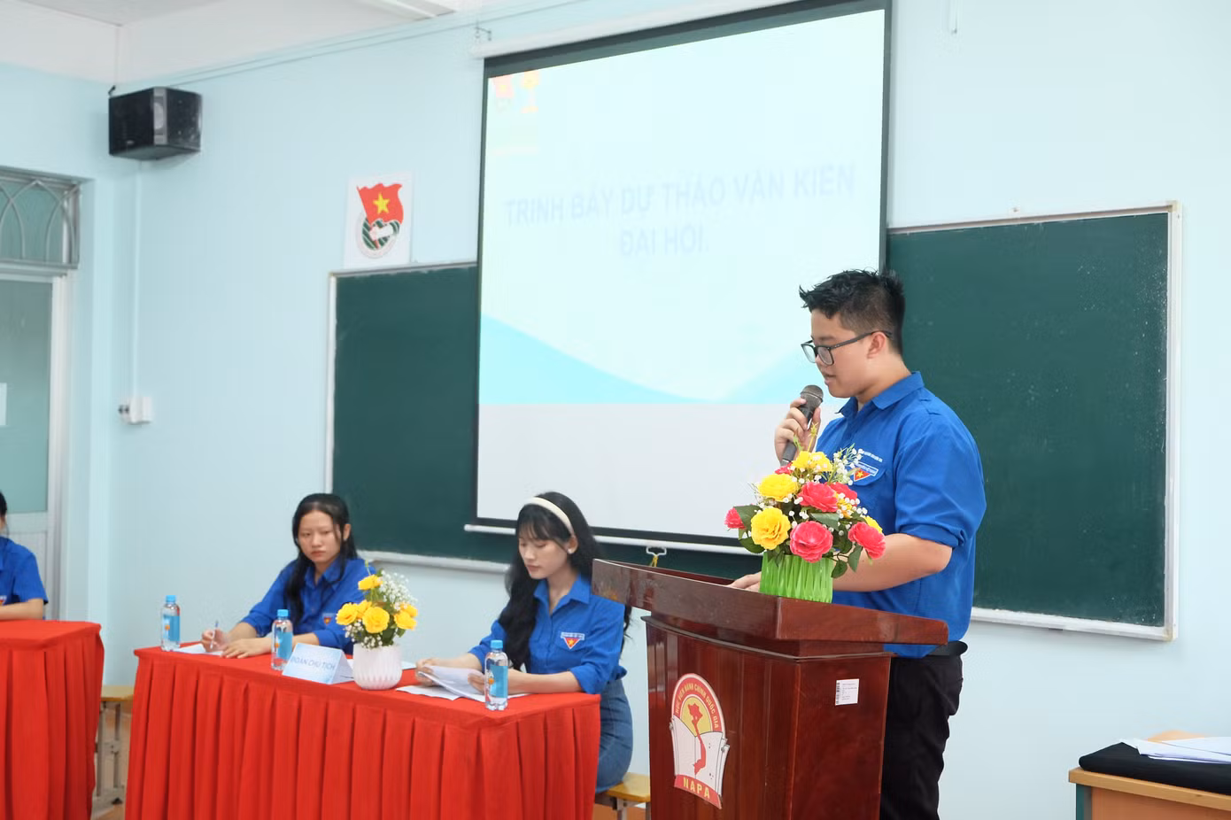 Tấn Lộc tham gia sinh hoạt Chi đoàn. Tấn Lộc tham gia sinh hoạt Chi đoàn.
