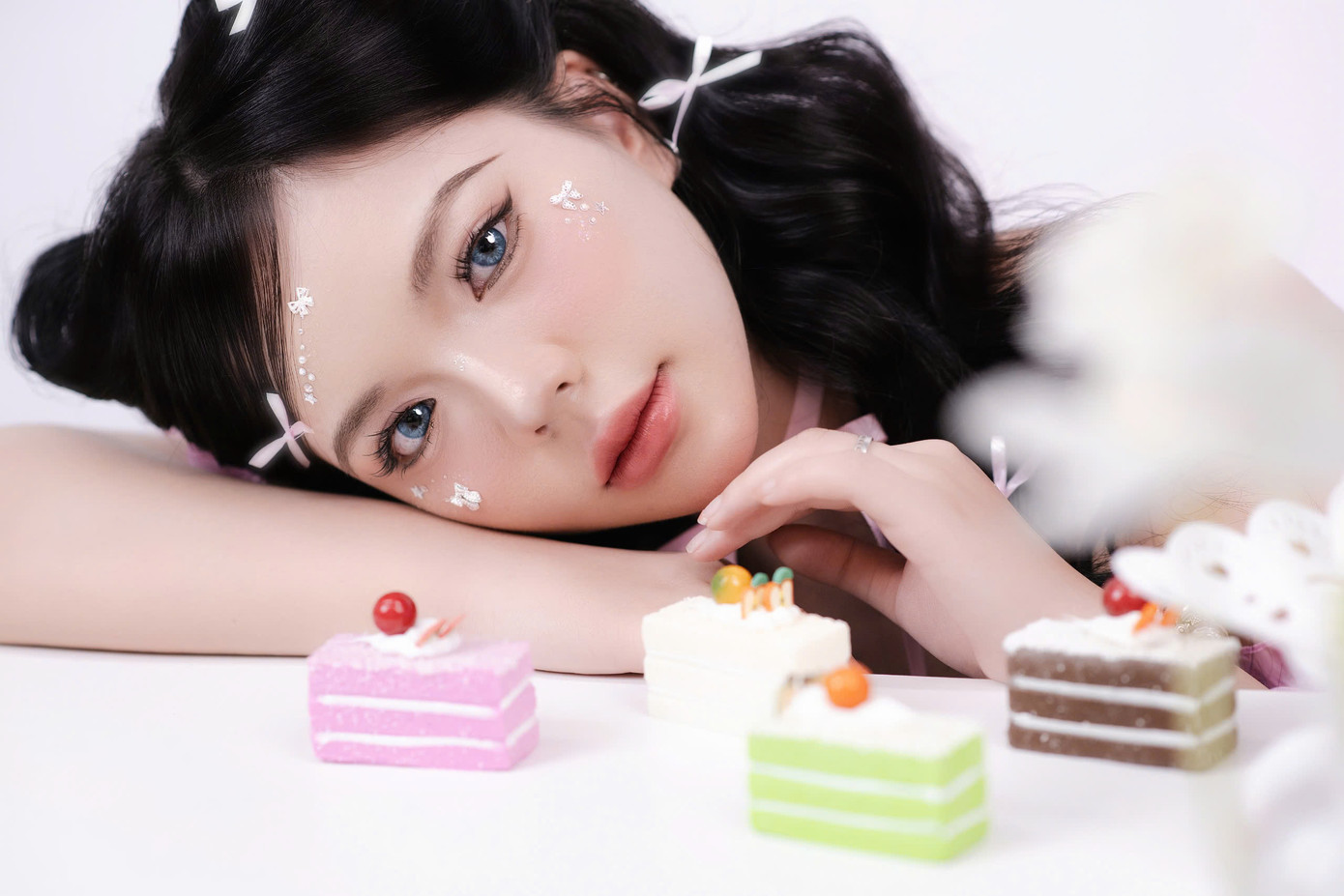 Đặng Phi Anh Thư (sinh năm 2004) là sinh viên năm ba Trường Đại học Sân khấu Điện ảnh Hà Nội.