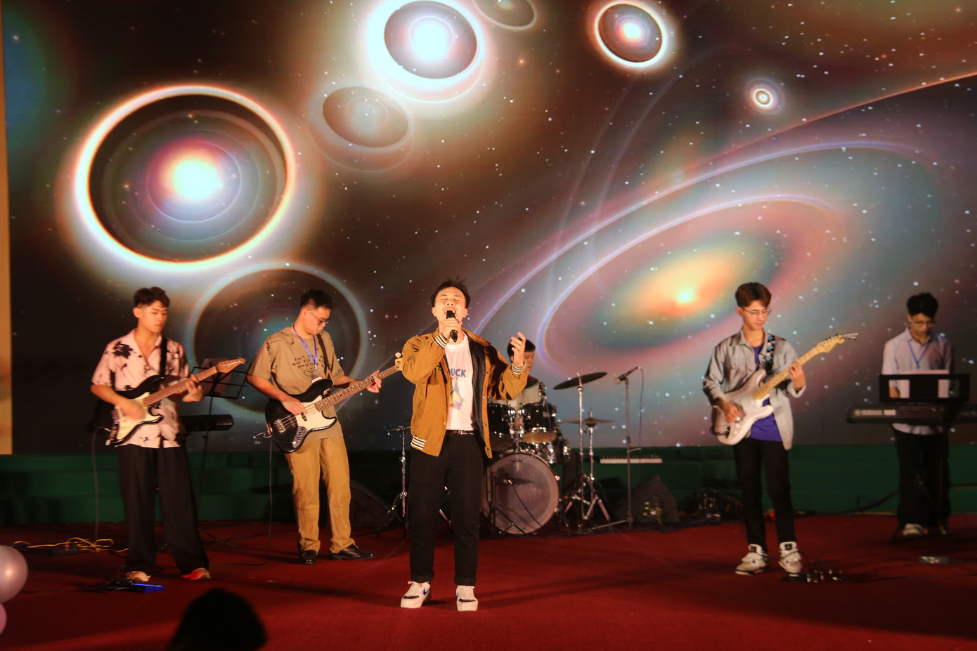 Khán giả đắm chìm trong không gian nghệ thuật đầy màu sắc đến từ các tiết mục. (Ảnh: BTC)