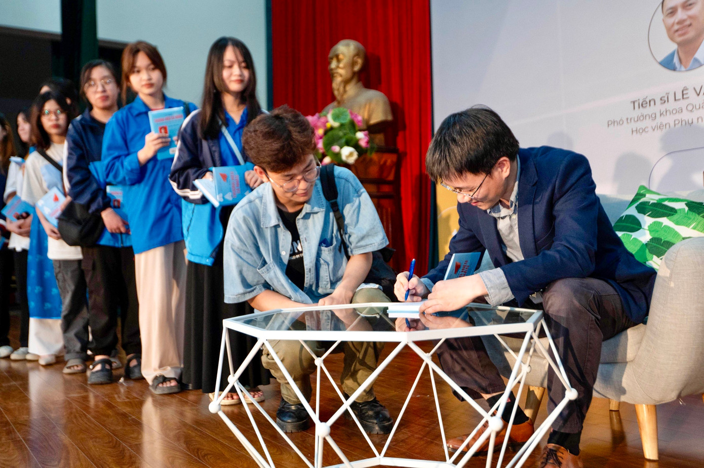 Diễn giả, nhà báo Nguyễn Tuấn Anh ký tặng cuốn Xây dựng thương hiệu cá nhân để tự bán mình với giá cao nhất cho sinh viên Học viện Phụ nữ Việt Nam. Diễn giả, nhà báo Nguyễn Tuấn Anh ký tặng cuốn Xây dựng thương hiệu cá nhân để tự bán mình với giá cao nhất cho sinh viên Học viện Phụ nữ Việt Nam.