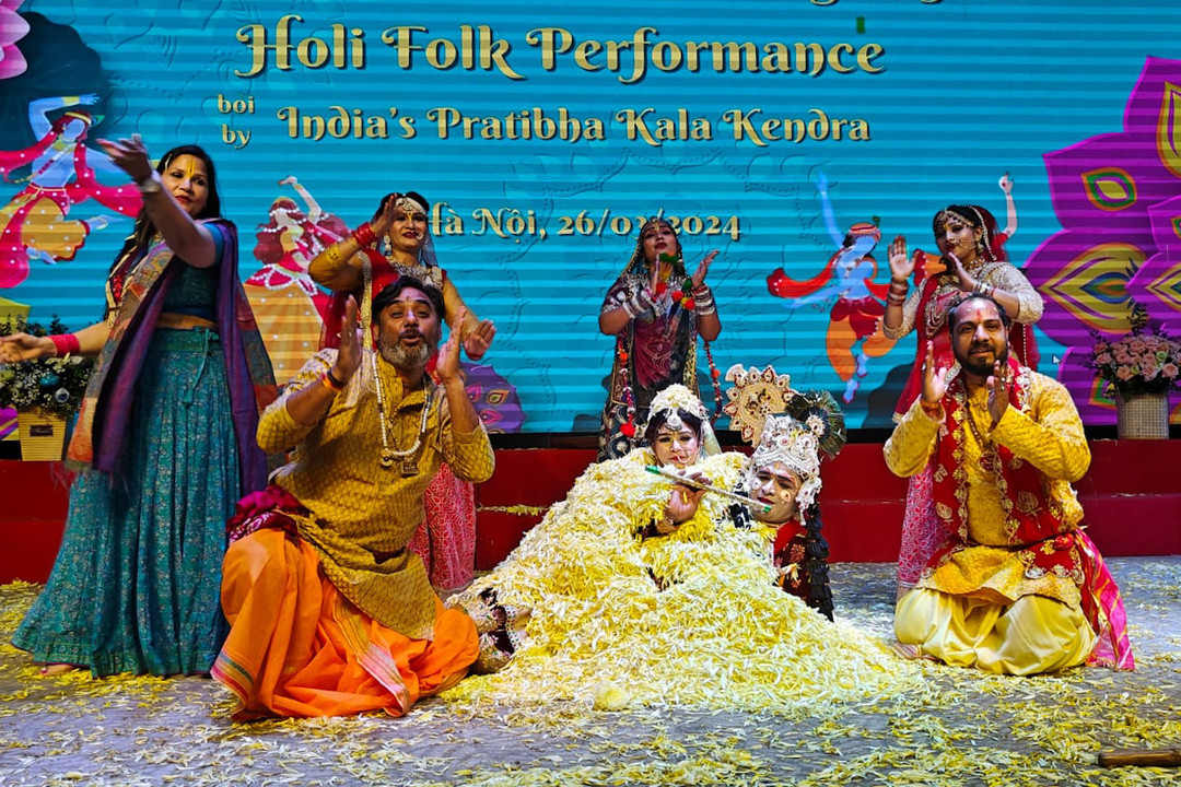 Đoàn múa Pratibha Kala Kendra biểu diễn tại Trường Đại học Sư phạm Nghệ thuật Trung ương.