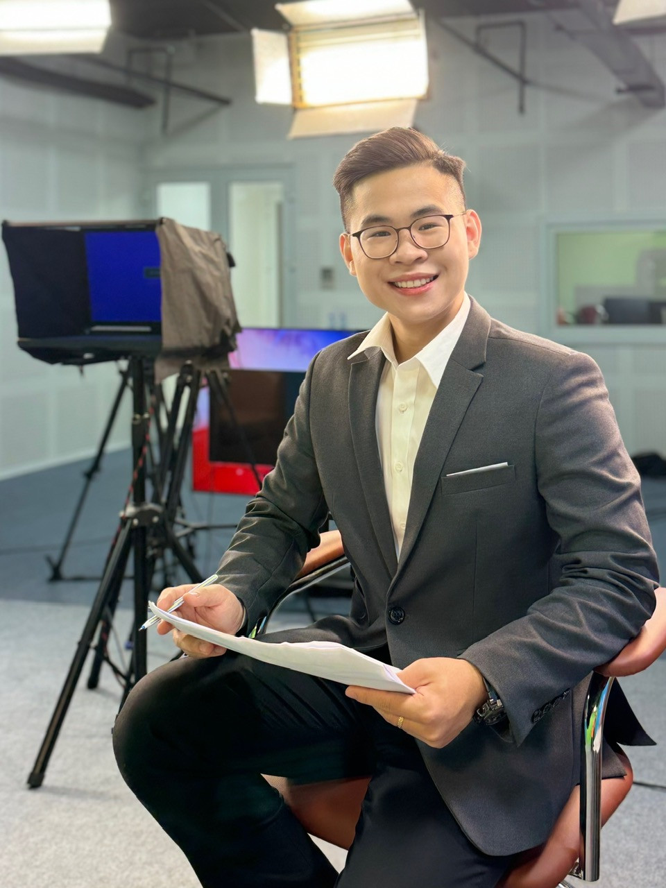 Nam từng đảm nhận vị trí dẫn chương trình tại Báo Công Thương. Nam từng đảm nhận vị trí dẫn chương trình tại Báo Công Thương.