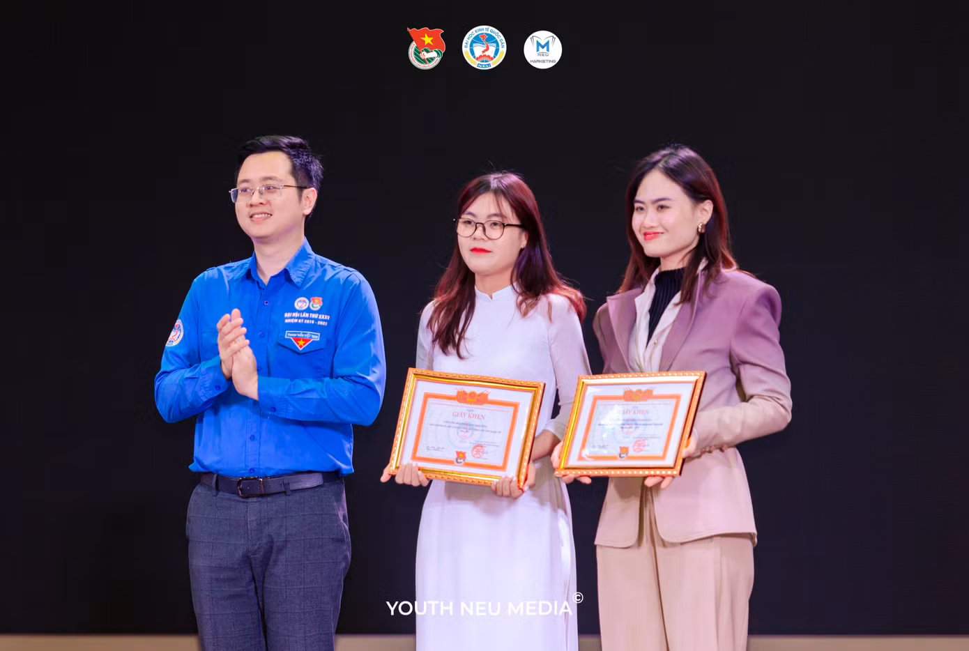 Vân Hạnh đại diện nhận giấy khen tập thể Liên chi đoàn Khoa Marketing năm 2023 của Đoàn trường.