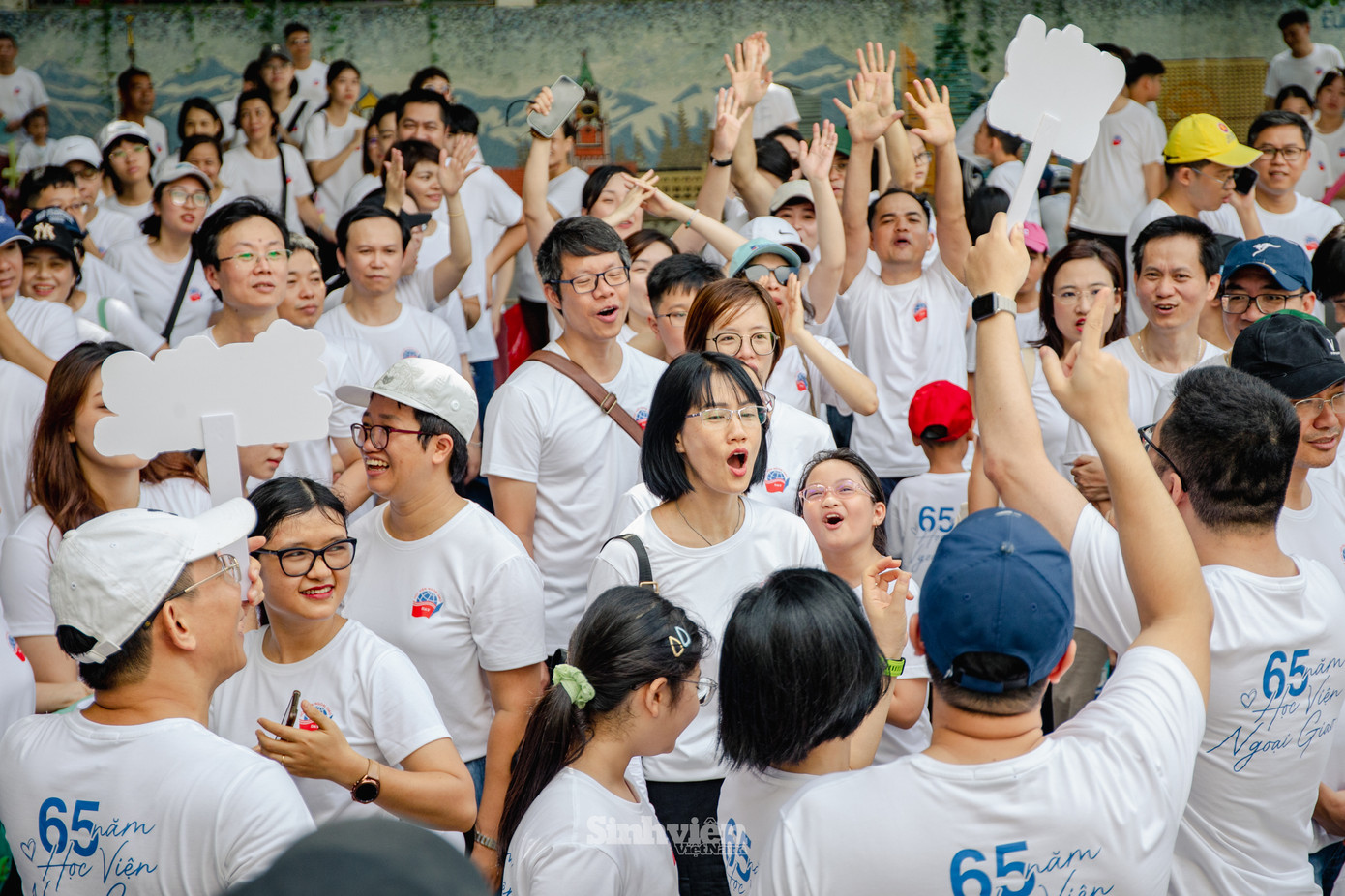 Không khí sôi nổi tham gia hoạt động Team building với những trò chơi vận động ngoài trời.