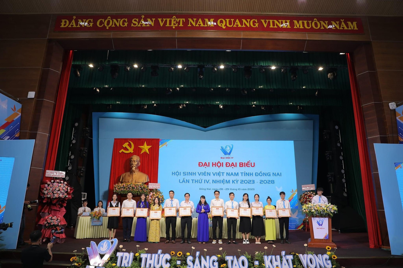Đạt được nhiều thành tích cao trong học tập và rèn luyện.
