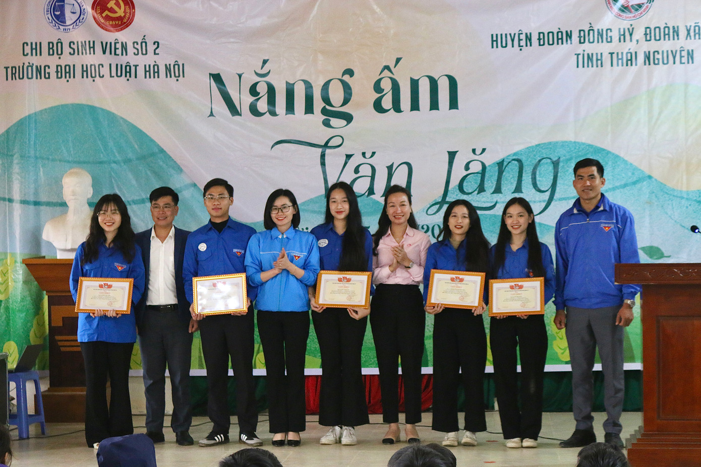 Phương Mai (đứng ngoài cùng bên trái) vinh dự nhận giấy khen “Có thành tích trong chương trình Tình nguyện Mùa đông năm 2023, Xuân tình nguyện năm 2024” của Ban Chấp hành Đoàn Thanh niên Cộng sản Hồ Chí Minh huyện Đồng Hỷ.