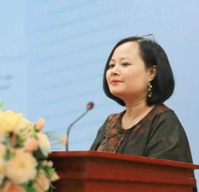 Tiến sĩ Nguyễn Thị Tuyết Minh thường xuyên giao lưu trò chuyện với các bạn trẻ, thấu hiểu tâm tư và nguyện vọng của các sinh viên tại Hà Nội. Tiến sĩ Nguyễn Thị Tuyết Minh thường xuyên giao lưu trò chuyện với các bạn trẻ, thấu hiểu tâm tư và nguyện vọng của các sinh viên tại Hà Nội.