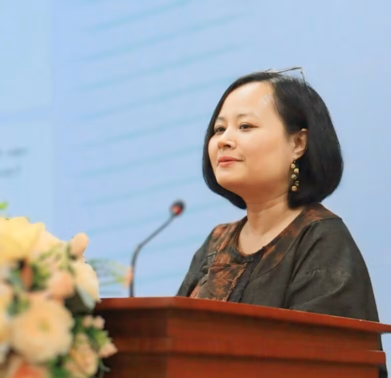 Tiến sĩ Nguyễn Thị Tuyết Minh thường xuyên giao lưu trò chuyện với các bạn trẻ, thấu hiểu tâm tư và nguyện vọng của các sinh viên tại Hà Nội. Tiến sĩ Nguyễn Thị Tuyết Minh thường xuyên giao lưu trò chuyện với các bạn trẻ, thấu hiểu tâm tư và nguyện vọng của các sinh viên tại Hà Nội.