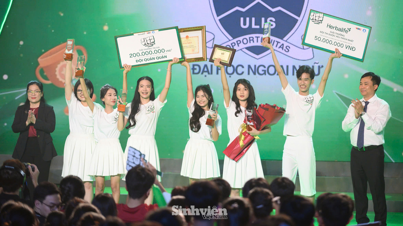 Bà Nguyễn Thị Kim Chi - Thứ trưởng Bộ Giáo dục và Đào tạo và ông Đỗ Thanh Hải - Phó Tổng Giám đốc Đài Truyền hình Việt Nam trao giải Quán quân cho đội thi đến từ Trường Đại học Ngoại ngữ - ĐHQGHN.