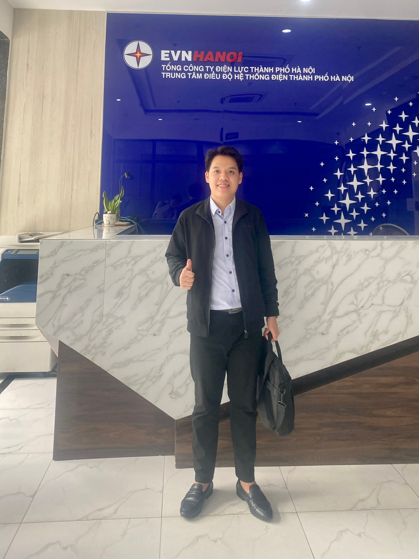 Vương được Tổng Công ty Điện lực thành phố Hà Nội nhận là thực tập sinh xuất sắc của khoa Hệ thống điện.