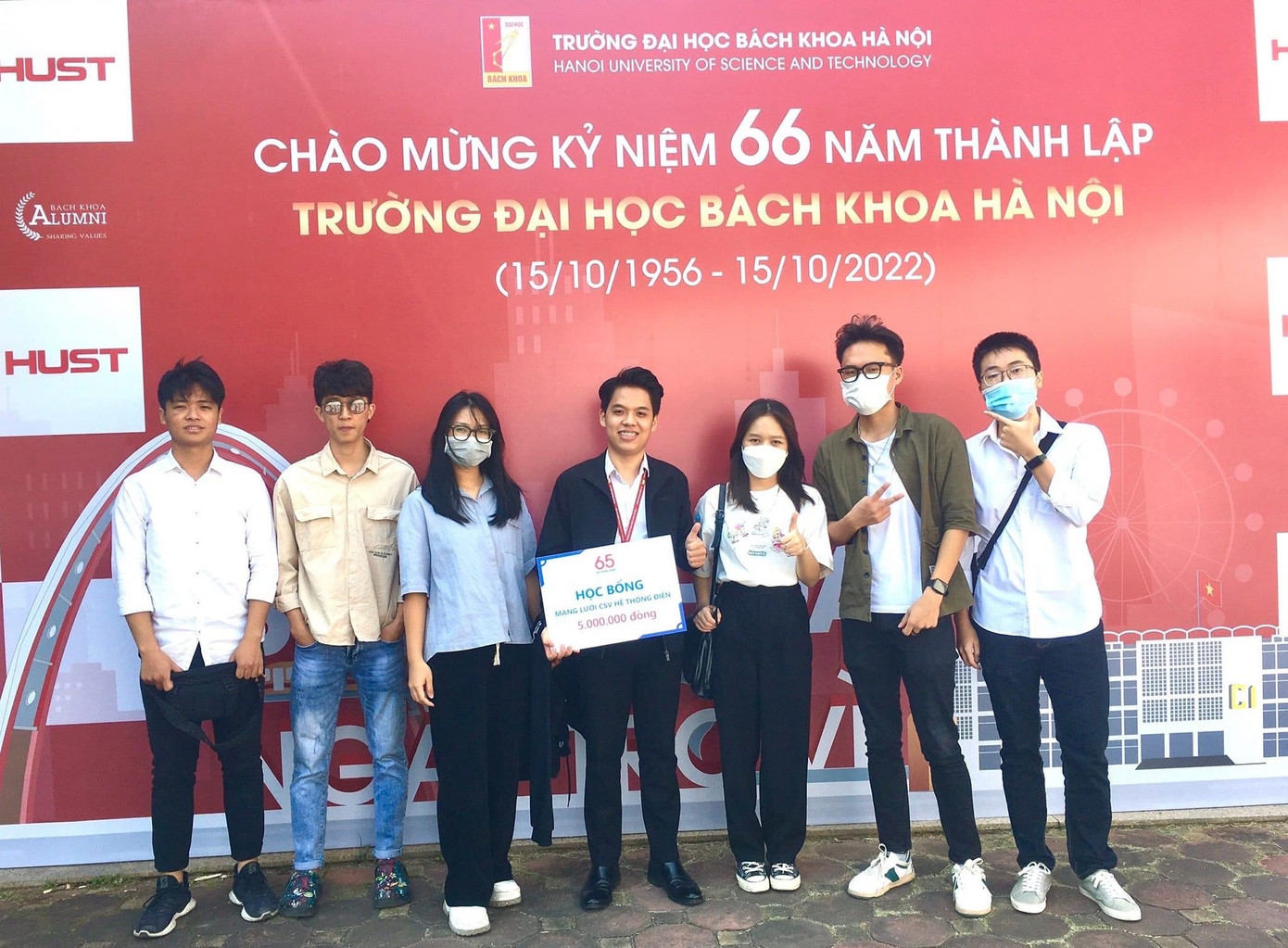 Vương nhận Học bổng Mạng lưới cựu sinh viên Hệ thống điện.