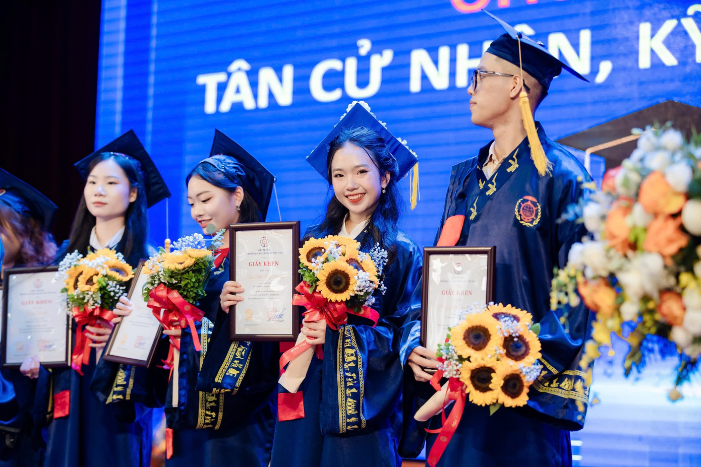 Mỹ Phương đạt danh hiệu thủ khoa tốt nghiệp chuyên ngành Quản trị kinh doanh & Marketing. Mỹ Phương đạt danh hiệu thủ khoa tốt nghiệp chuyên ngành Quản trị kinh doanh & Marketing.