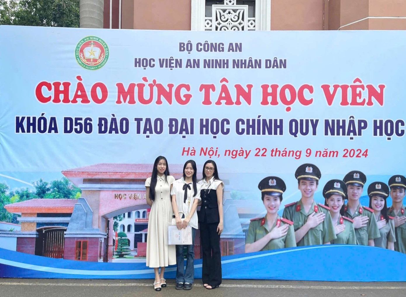 Hai chị gái luôn động viên và nâng đỡ đưa Hoài đi nhập học. Hai chị gái luôn động viên và nâng đỡ đưa Hoài đi nhập học.