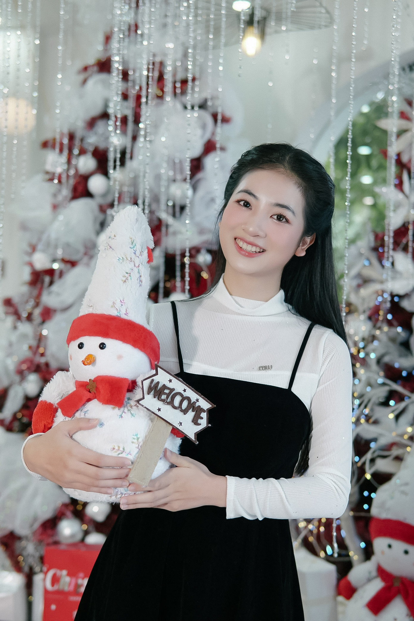 Bộ ảnh này là món quà nhỏ Linh Chi muốn gửi đến khán giả, như một lời chúc an lành và hạnh phúc.