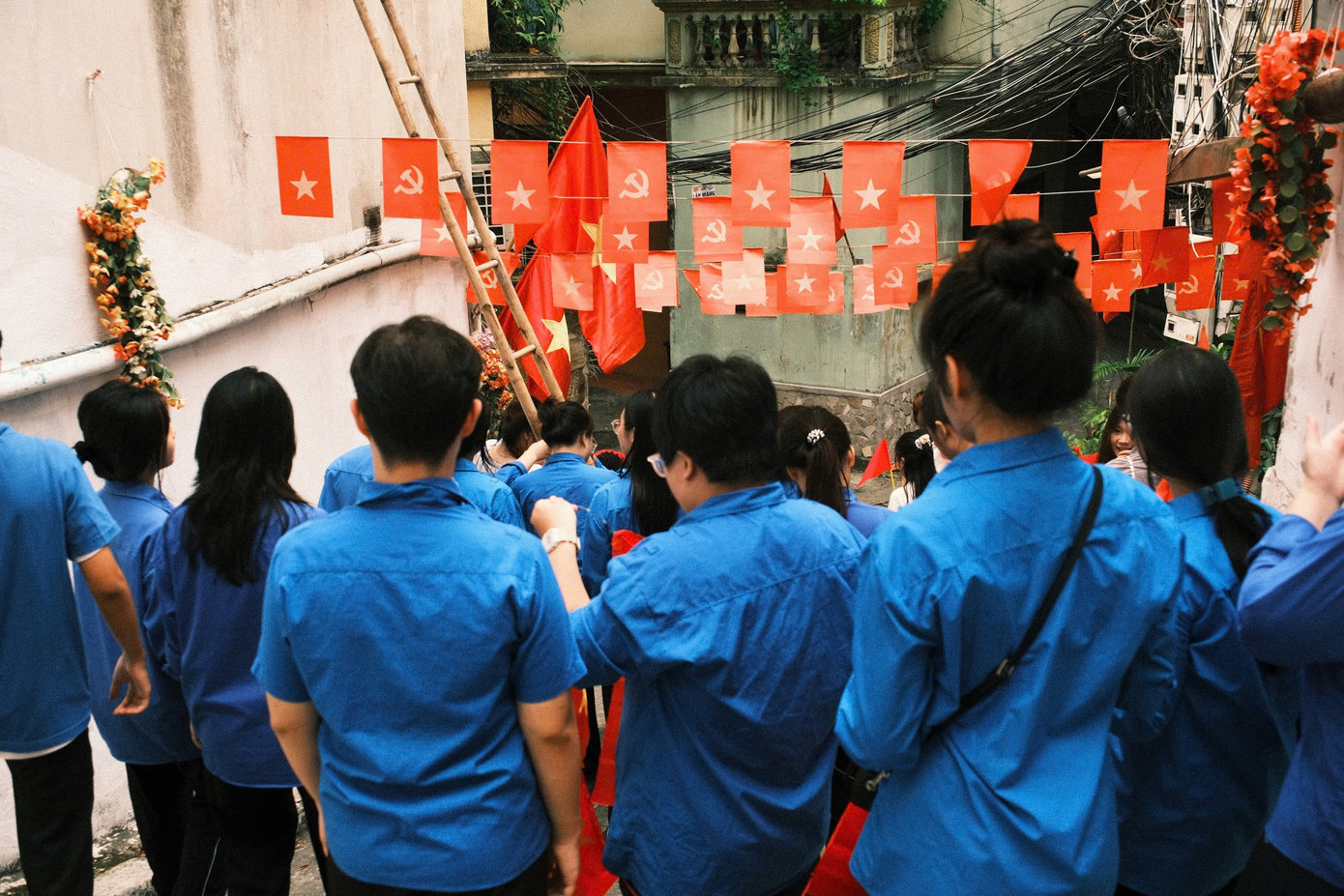 Đoàn viên phường Yên Phụ chung tay thay cờ mới. Đoàn viên phường Yên Phụ chung tay thay cờ mới.