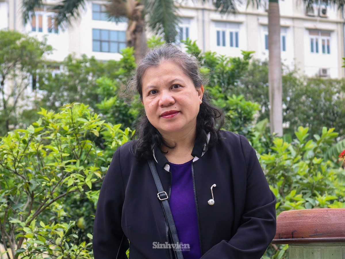 TS Nguyễn Thị Hồng - nguyên Trưởng khoa Văn hóa phát triển, nguyên Phó trưởng khoa Tuyên truyền tại Học viện Báo chí và Tuyên truyền. TS Nguyễn Thị Hồng - nguyên Trưởng khoa Văn hóa phát triển, nguyên Phó trưởng khoa Tuyên truyền tại Học viện Báo chí và Tuyên truyền.