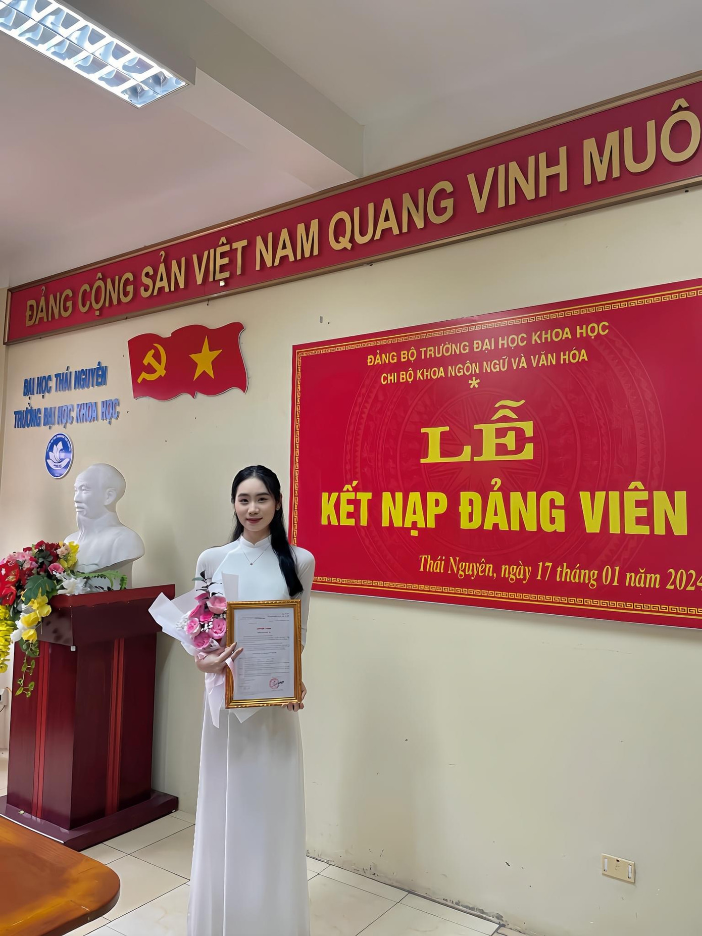 Hoàng Lan đã vô cùng tự hào và vinh dự khi được đứng trong hàng ngũ của Đảng.