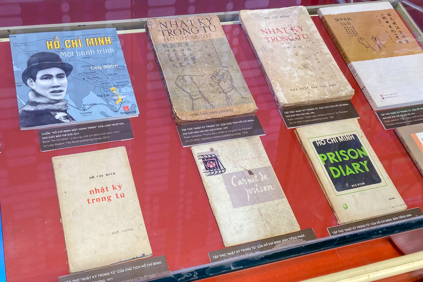 Một số bản in các tập thơ của Chủ tịch Hồ Chí Minh.