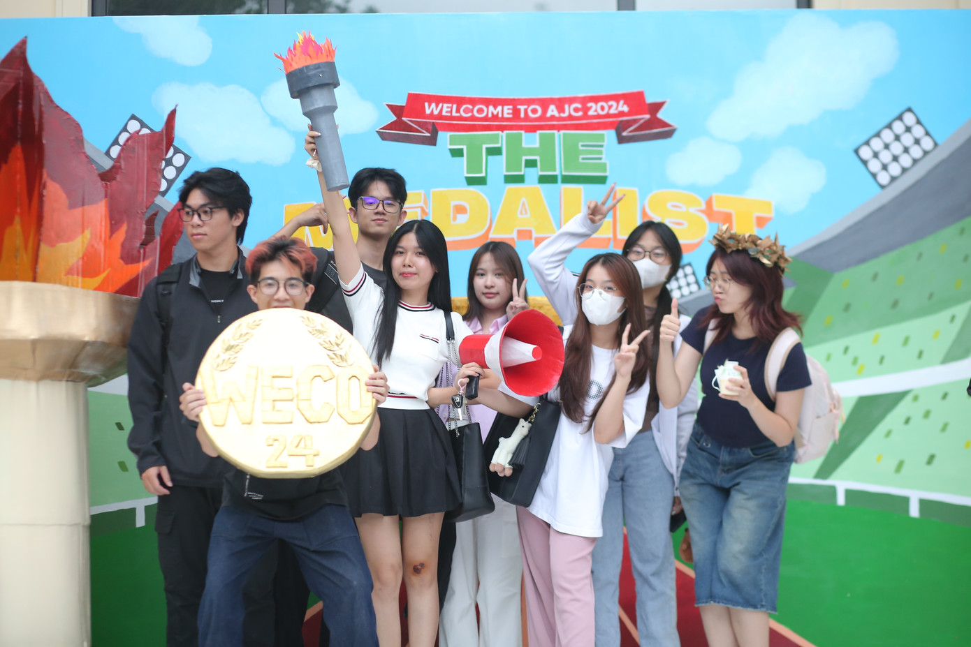 Tại photo booth, các tân sinh viên cùng nhau tạo ra những mảnh ghép kí ức đáng nhớ, lưu giữ thanh xuân rực rỡ nơi mái trường đại học.