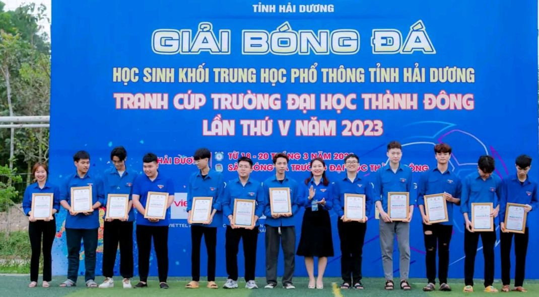 Nhận giấy chứng nhận tình nguyện viên xuất sắc nhất giải bóng đá học sinh khối THPT tỉnh Hải Dương tranh cúp trường Đại học Thành Đông Nhận giấy chứng nhận tình nguyện viên xuất sắc nhất giải bóng đá học sinh khối THPT tỉnh Hải Dương tranh cúp trường Đại học Thành Đông