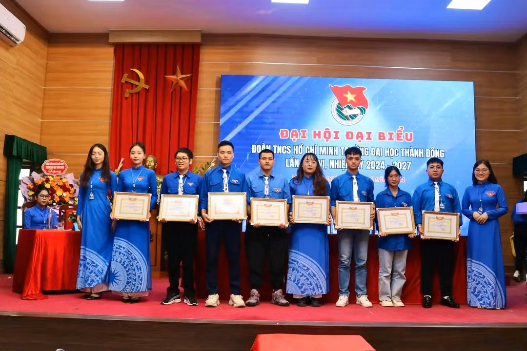 Văn An nhận giấy khen đã có thành tích xuất sắc trong công tác Đoàn và phong trào Thanh niên nhiệm kỳ 2022-2024. Văn An nhận giấy khen đã có thành tích xuất sắc trong công tác Đoàn và phong trào Thanh niên nhiệm kỳ 2022-2024.