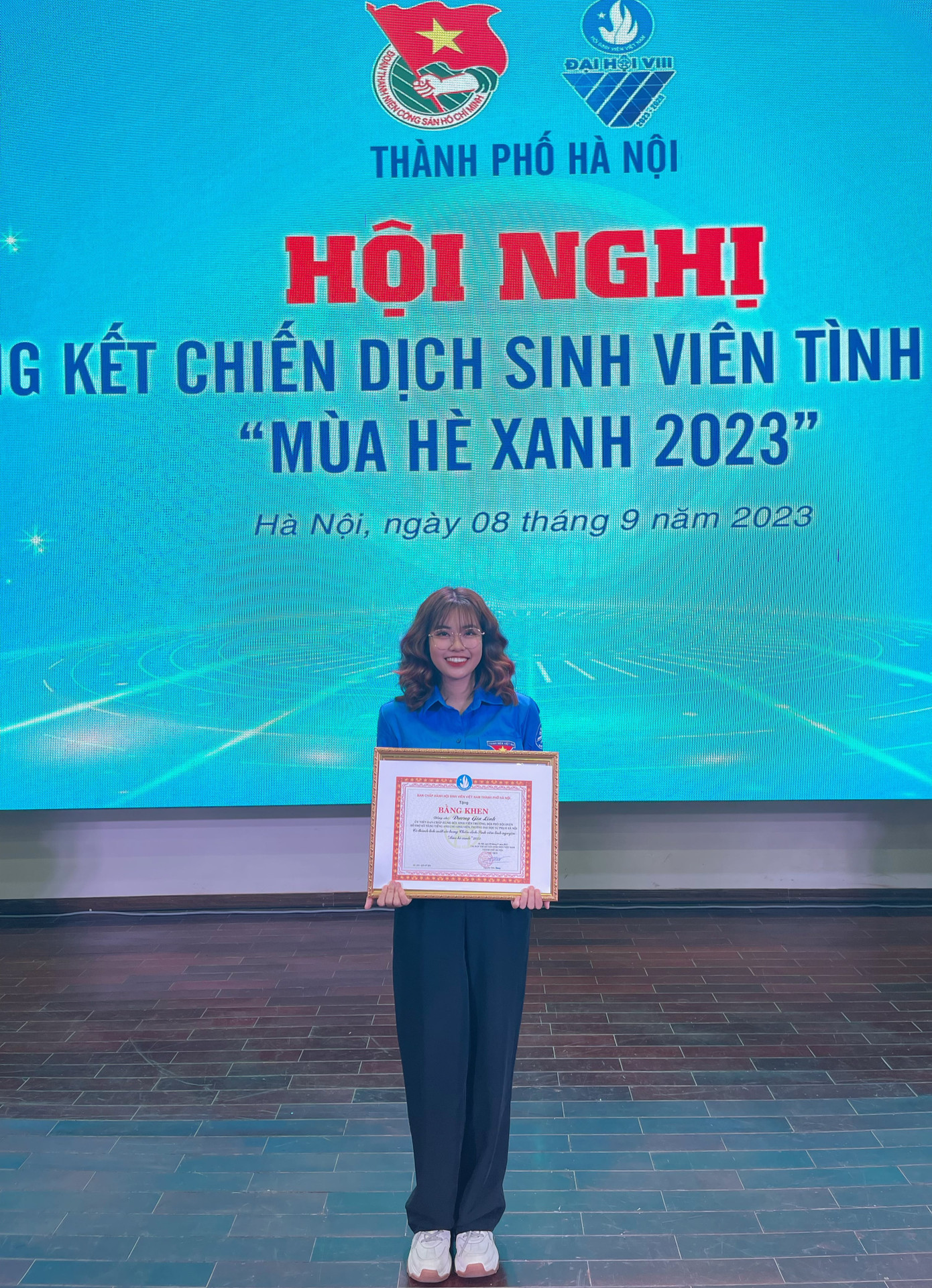 Gia Linh nhận giấy khen trong Hội nghị tổng kết chiến dịch sinh viên tình nguyện “Mùa hè xanh” năm 2023. Gia Linh nhận giấy khen trong Hội nghị tổng kết chiến dịch sinh viên tình nguyện “Mùa hè xanh” năm 2023.