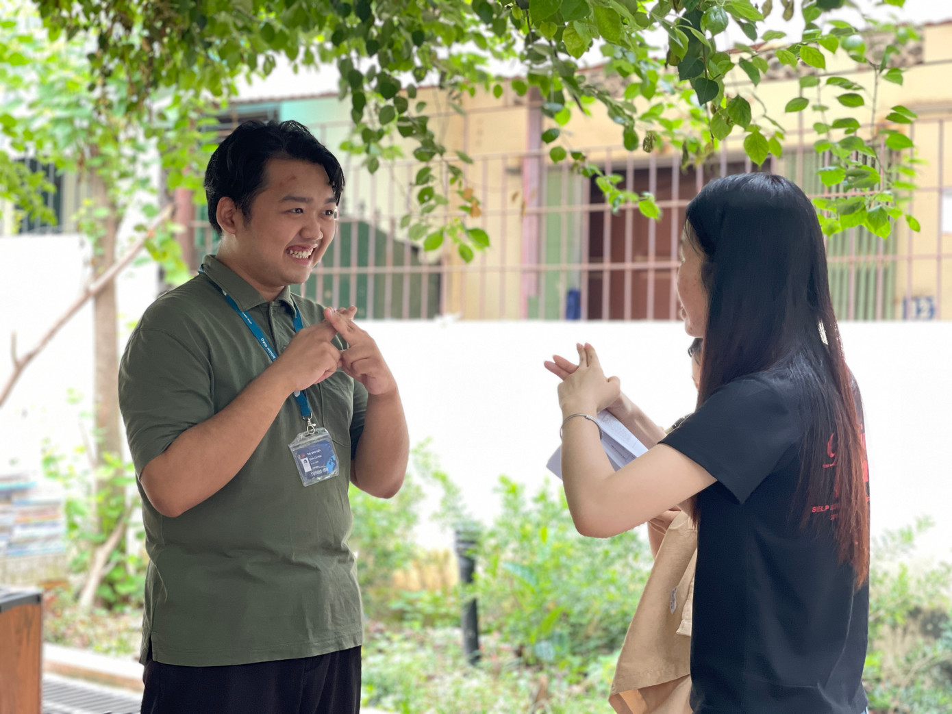 Nhóm sinh viên Học viện Ngoại giao sử dụng ngôn ngữ ký hiệu để giao tiếp thuận lợi với các em.