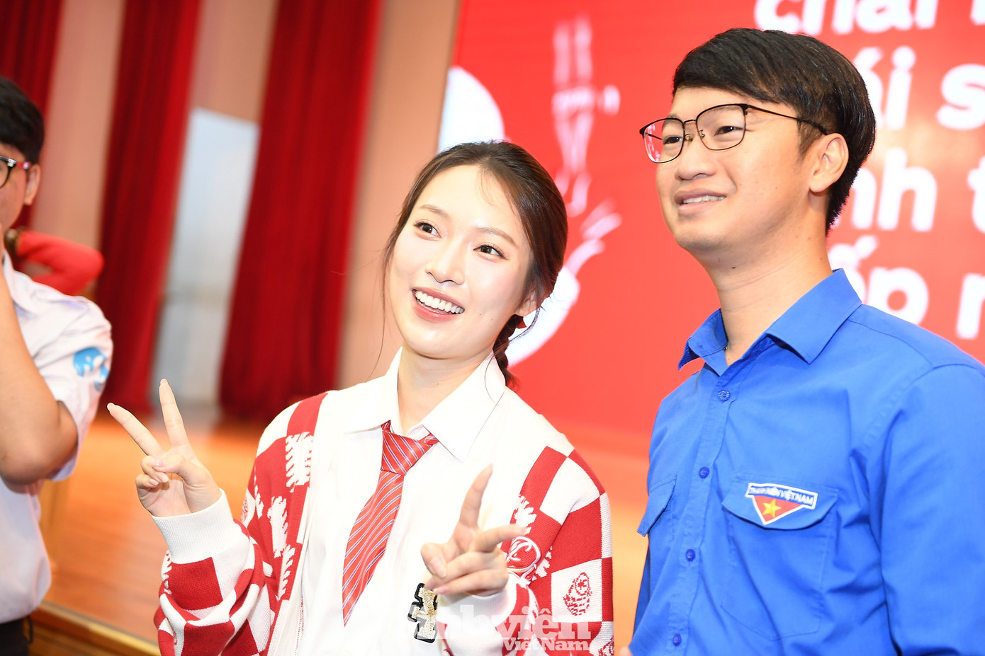 Anh Nguyễn Thành Trung chụp ảnh cùng MC Khánh Vy – Khách mời đặc biệt tại lễ phát động chương trình “Chai nhựa tái sinh, hành trình tiếp nối”. Anh Nguyễn Thành Trung chụp ảnh cùng MC Khánh Vy – Khách mời đặc biệt tại lễ phát động chương trình “Chai nhựa tái sinh, hành trình tiếp nối”.