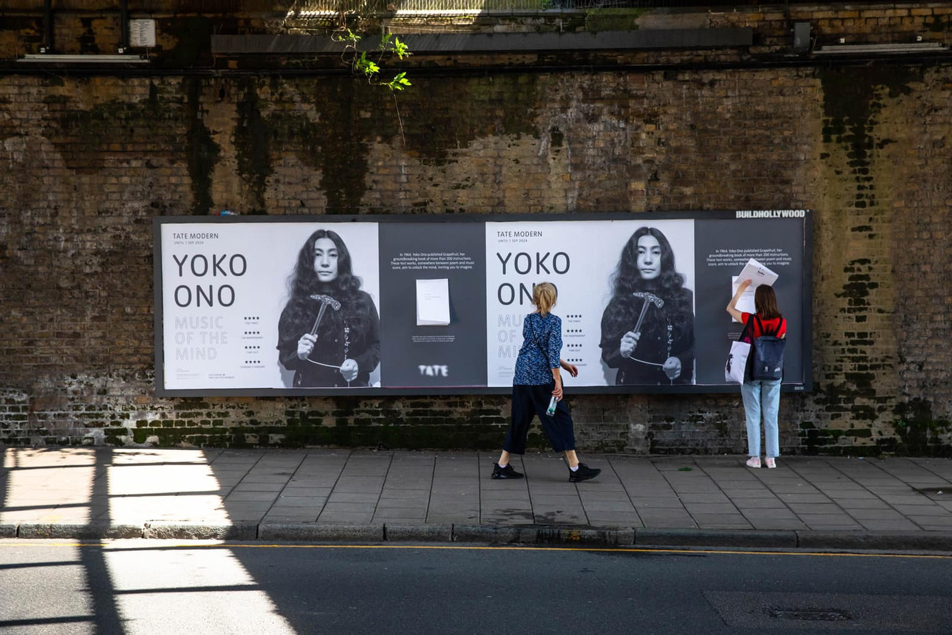 Ảnh chụp một trong những OOH posters Hằng lên kế hoạch và book gần đây cho Tate Galleries