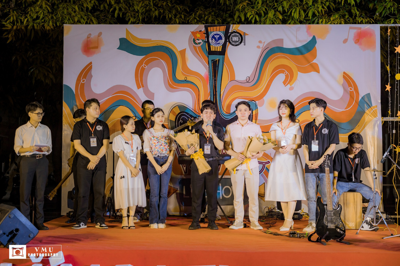 Tuấn Anh phát biểu trong Đêm nhạc thường niên của CLB Guitar Y khoa Vinh. Tuấn Anh phát biểu trong Đêm nhạc thường niên của CLB Guitar Y khoa Vinh.