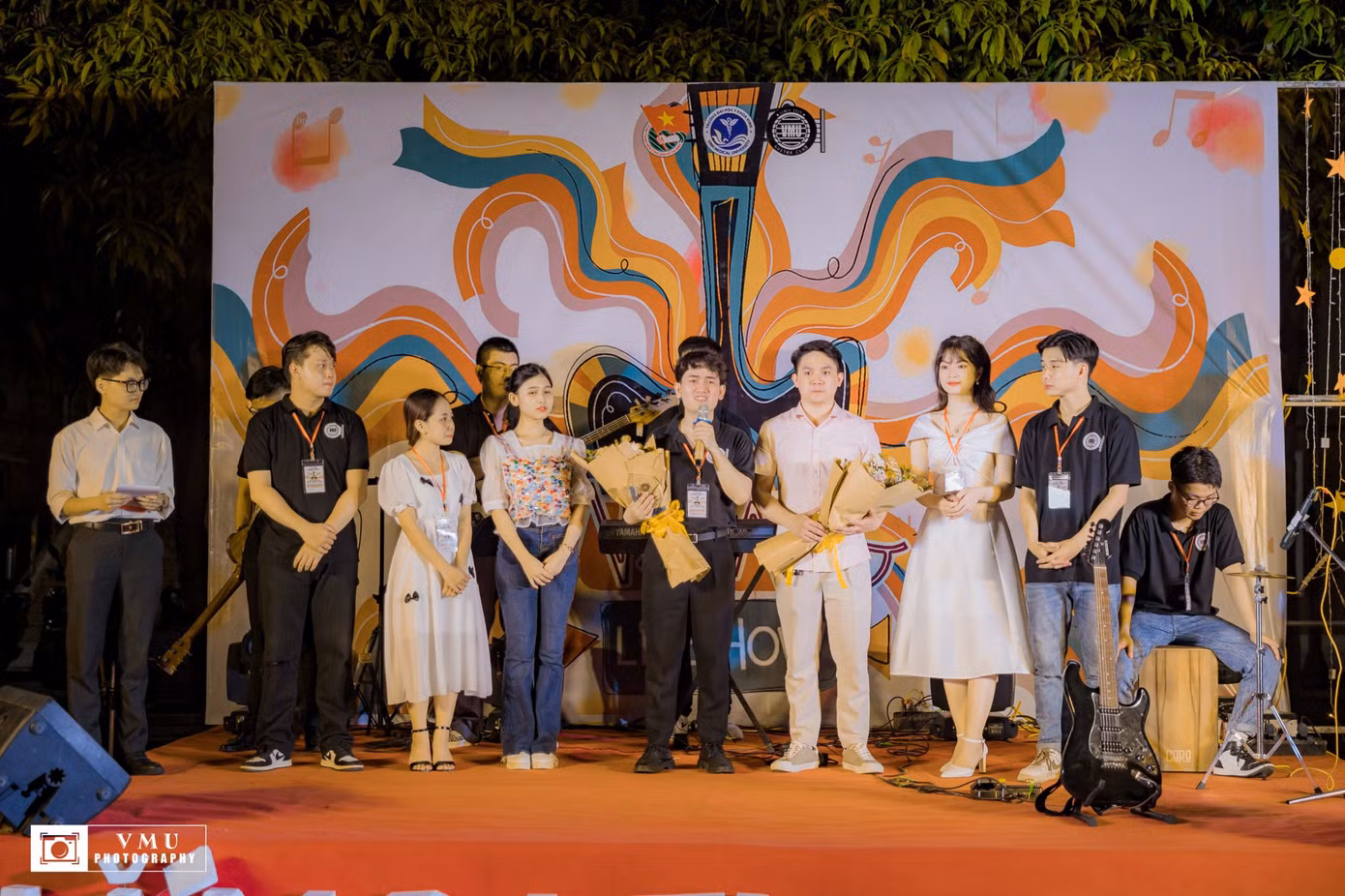 Tuấn Anh phát biểu trong Đêm nhạc thường niên của CLB Guitar Y khoa Vinh. Tuấn Anh phát biểu trong Đêm nhạc thường niên của CLB Guitar Y khoa Vinh.