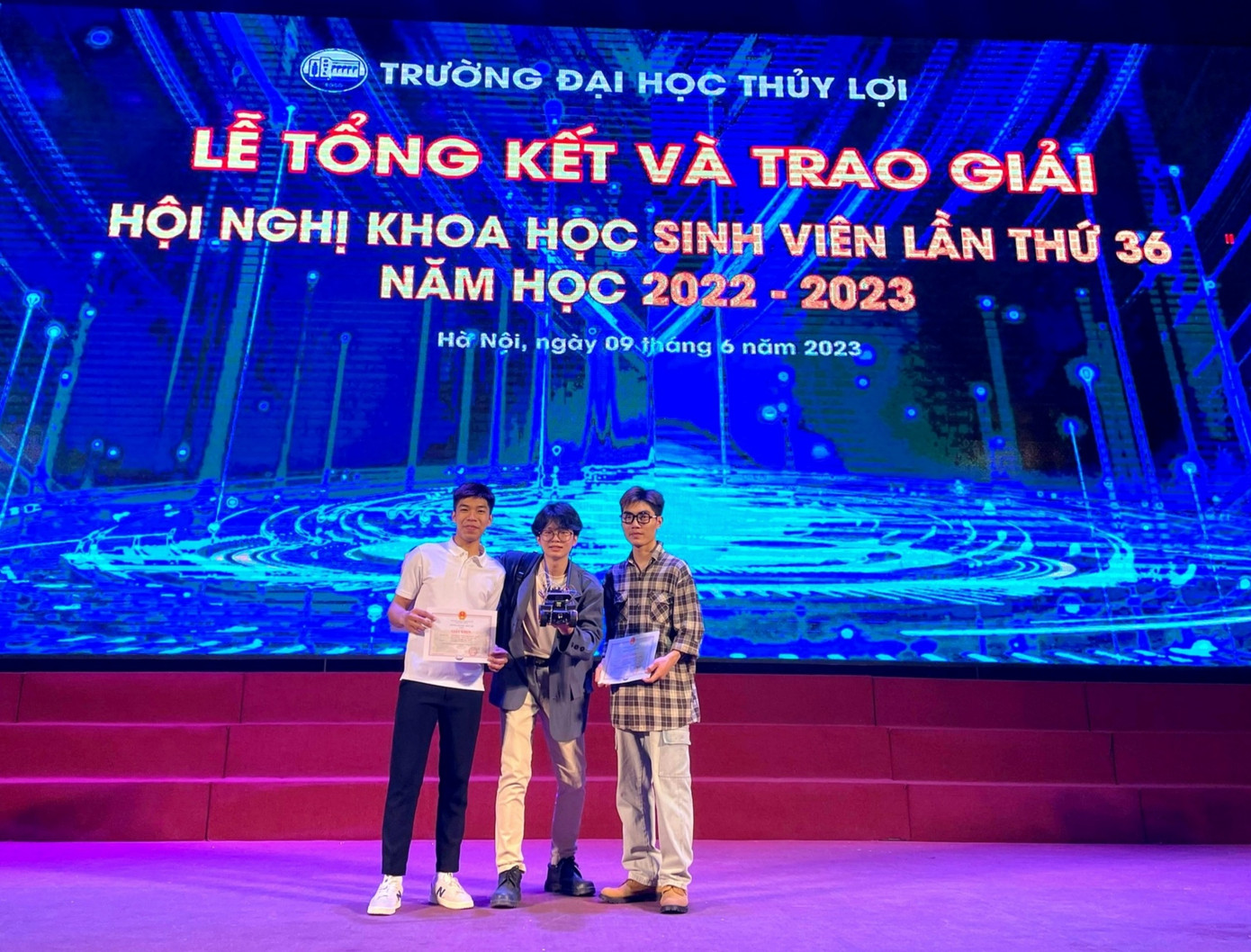 Việt Hoàng đại giải nhất nghiên cứu khoa học sinh viên cấp khoa năm học 2022-2023. Việt Hoàng đại giải nhất nghiên cứu khoa học sinh viên cấp khoa năm học 2022-2023.