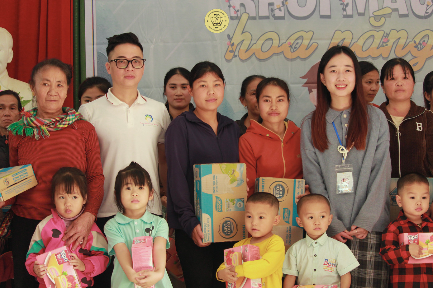 Trưởng Ban Tổ chức Đông Ấm 2023 cùng nhà tài trợ trao suất quà tình nguyện. Trưởng Ban Tổ chức Đông Ấm 2023 cùng nhà tài trợ trao suất quà tình nguyện.