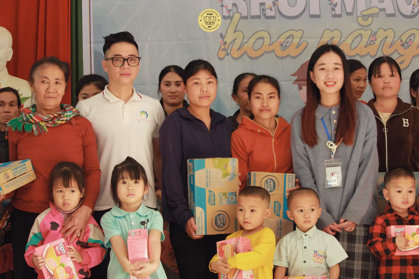 Trưởng Ban Tổ chức Đông Ấm 2023 cùng nhà tài trợ trao suất quà tình nguyện.