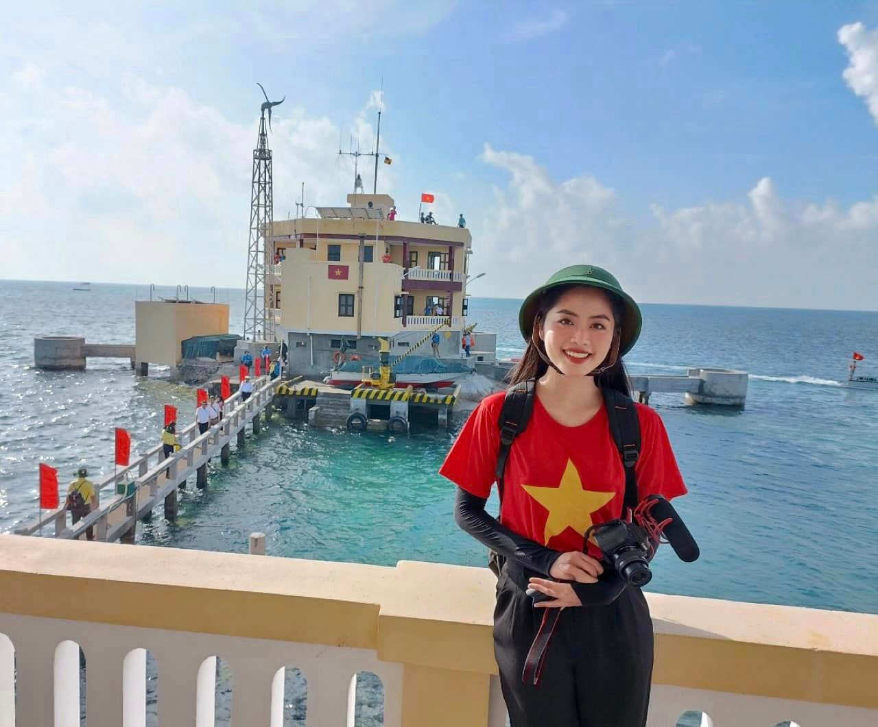 Chuỗi phóng sự về hải trình Trường Sa năm 2023 của nữ phóng viên trẻ đã ghi dấu trong lòng khán giả truyền hình. Chuỗi phóng sự về hải trình Trường Sa năm 2023 của nữ phóng viên trẻ đã ghi dấu trong lòng khán giả truyền hình.