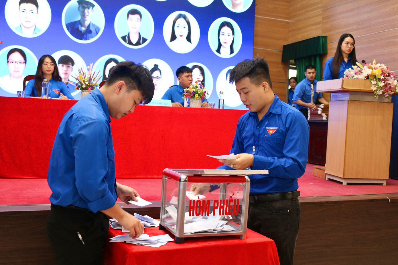 Tổ kiểm phiếu đảm bảo tính chính xác, khách quan của kết quả bầu cử Ban Chấp hành Đoàn trường. Tổ kiểm phiếu đảm bảo tính chính xác, khách quan của kết quả bầu cử Ban Chấp hành Đoàn trường.