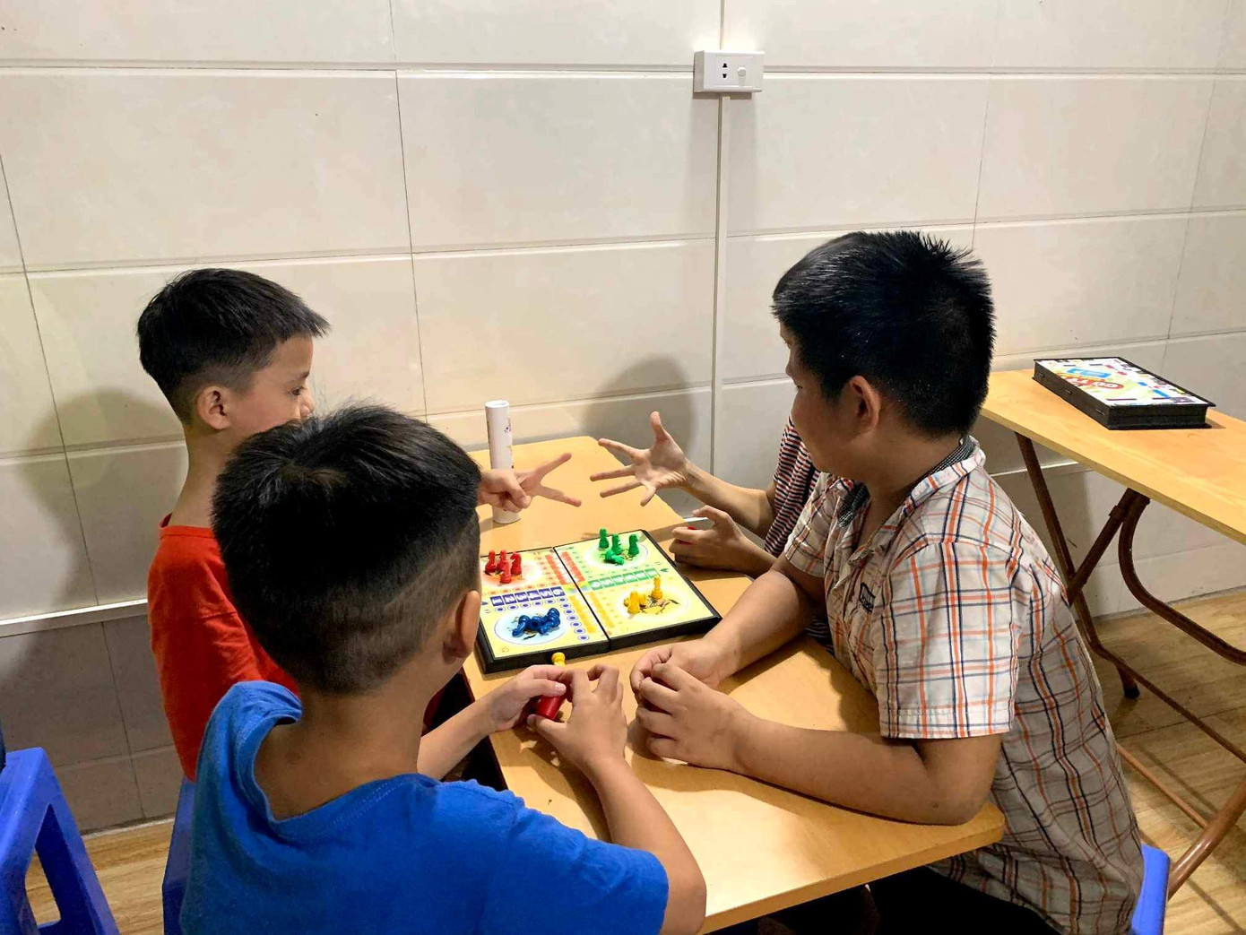 Tinh thần học tập hăng say kết hợp với thái độ ngoan ngoãn, nghiêm túc của học sinh chính là động lực to lớn để các tình nguyện viên tiếp tục hành trình gieo mầm chữ.