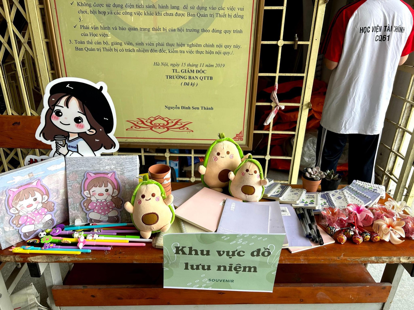 Khu vực bán đồ lưu niệm và đổi giấy lấy cây.