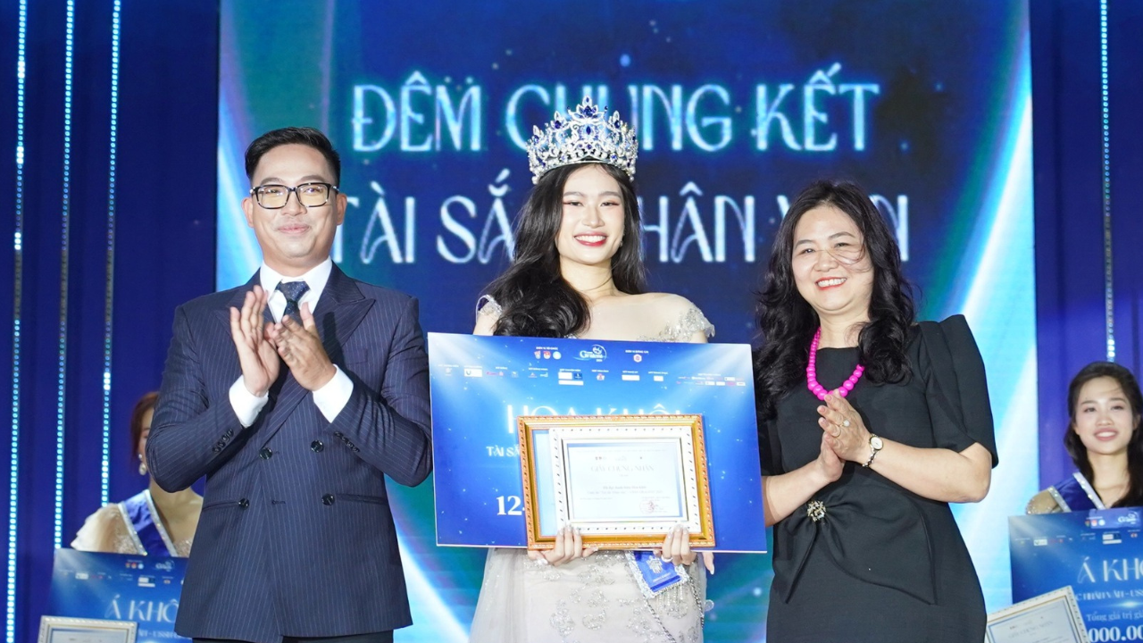 Khoảnh khắc đăng quang Miss USSH Gralent của Bảo Ngân. Khoảnh khắc đăng quang Miss USSH Gralent của Bảo Ngân.