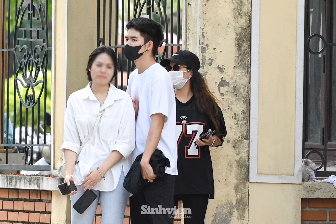 Nhiều người thân bạn bè chờ đợi ngoài cổng Nhà Tang lễ Cầu Giấy, khu vực bên trong được phong toả nghiêm ngặt, chỉ cho phép người nhà vào trong để xác minh danh tính.