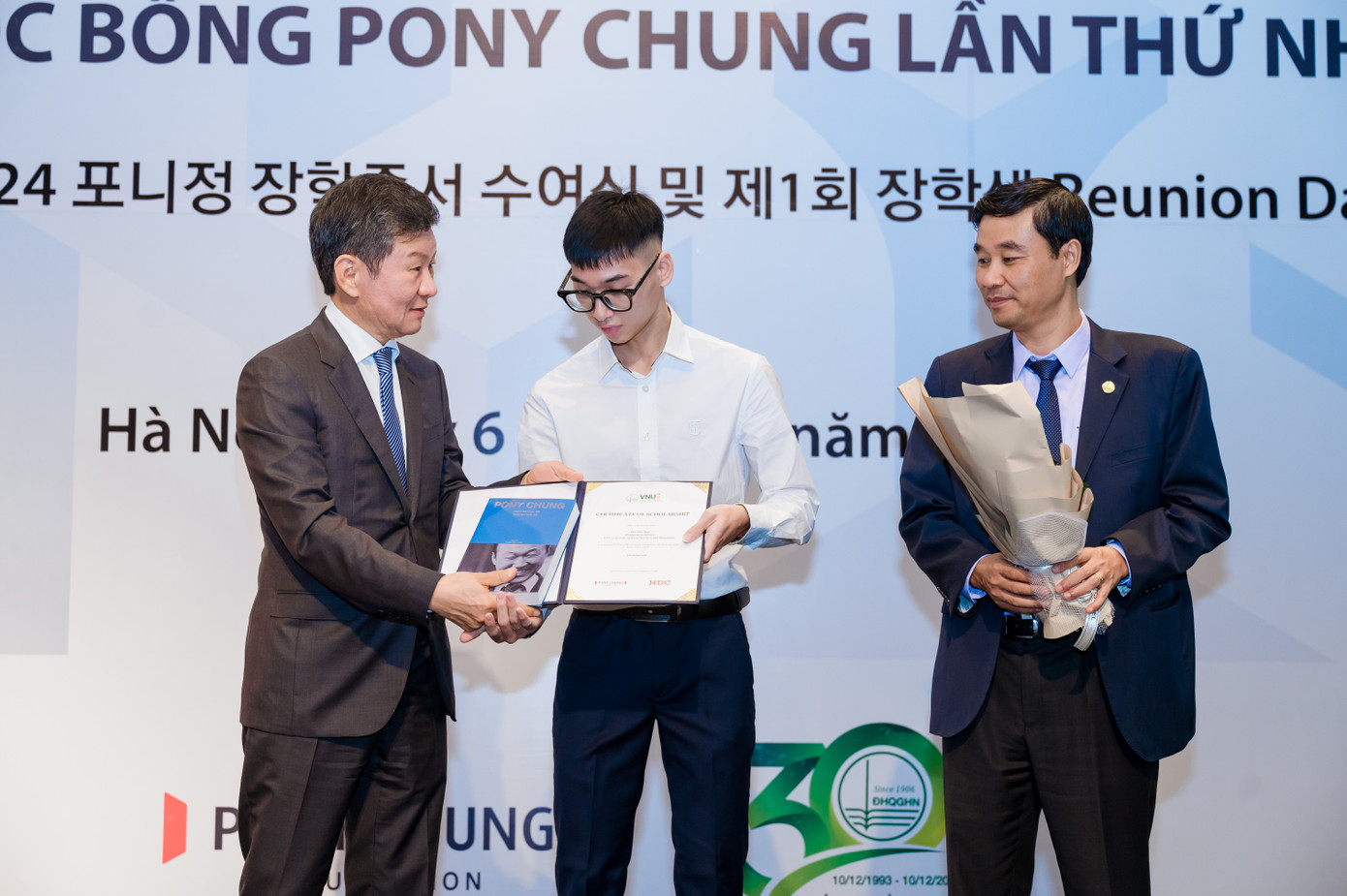 Đào Đức Anh vinh dự nhận học bổng Pony Chung. Đào Đức Anh vinh dự nhận học bổng Pony Chung.