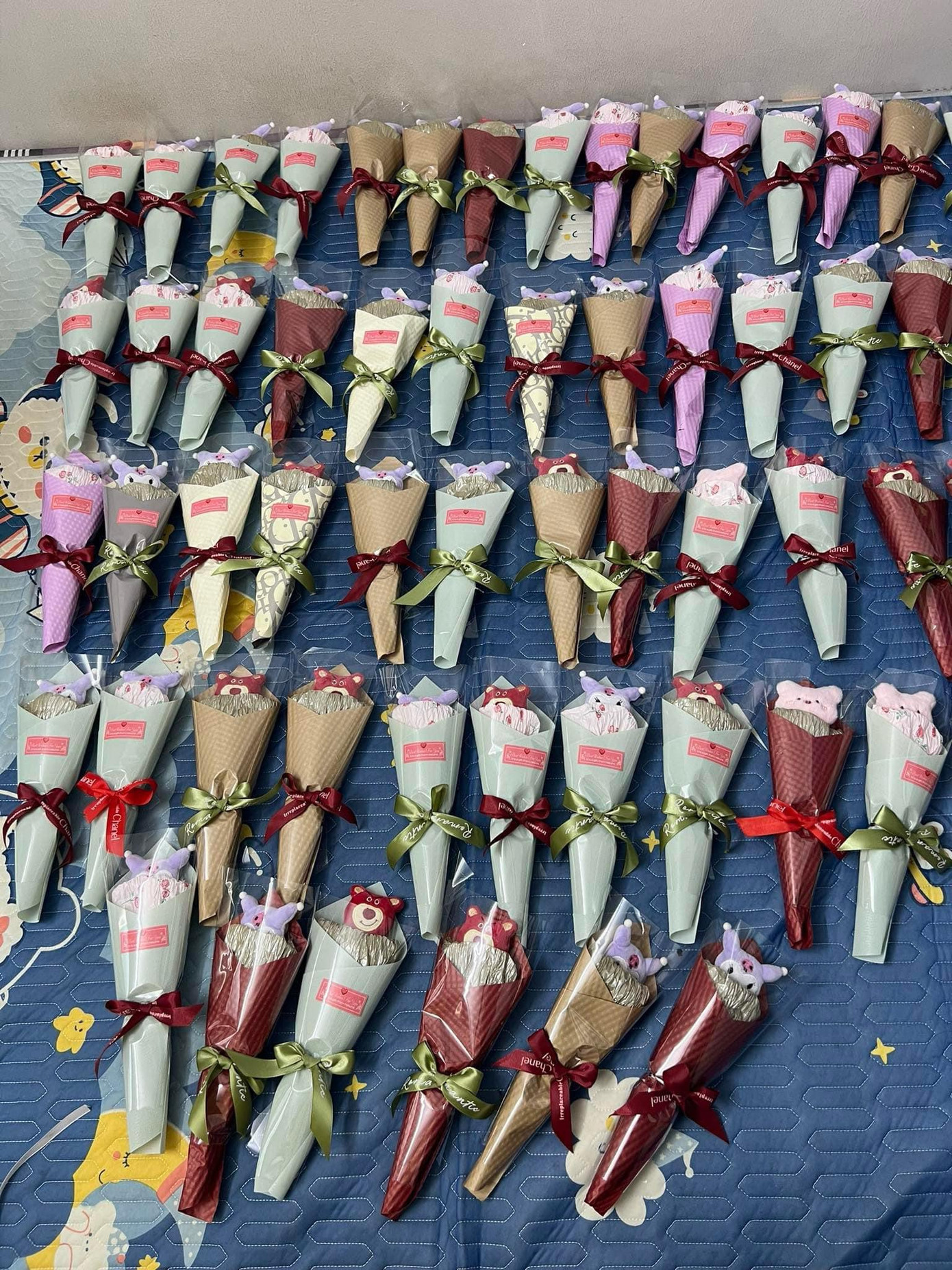 Những bông hoa đặc biệt - món quà các nam sinh dành tặng các bạn nữ lớp 64K-ĐT1 và 64K-ĐT2 Trường Đại học Thuỷ lợi.