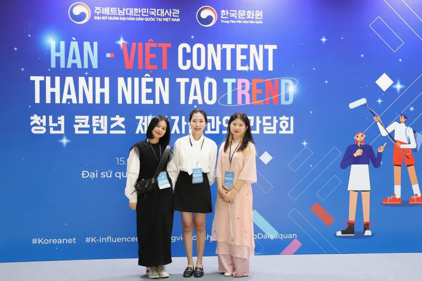 Thu Oanh (bìa phải) và các nhà sáng tạo nội dung về văn hóa Hàn Quốc tại một chương trình do Trung tâm Văn hoá Hàn Quốc tại Việt Nam tổ chức hồi tháng 3/2024.