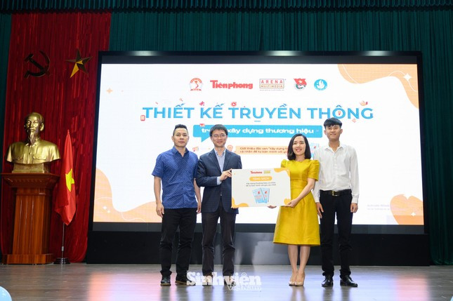 Nhà báo Nguyễn Tuấn Anh và ông Lê Hồng Hải trao tặng 100 cuốn sách “Xây dựng thương hiệu cá nhân để tự bán mình với giá cao nhất” cho Bí thư Đoàn và Chủ tịch Hội Sinh viên Học viện Hành chính Quốc gia. Nhà báo Nguyễn Tuấn Anh và ông Lê Hồng Hải trao tặng 100 cuốn sách “Xây dựng thương hiệu cá nhân để tự bán mình với giá cao nhất” cho Bí thư Đoàn và Chủ tịch Hội Sinh viên Học viện Hành chính Quốc gia.