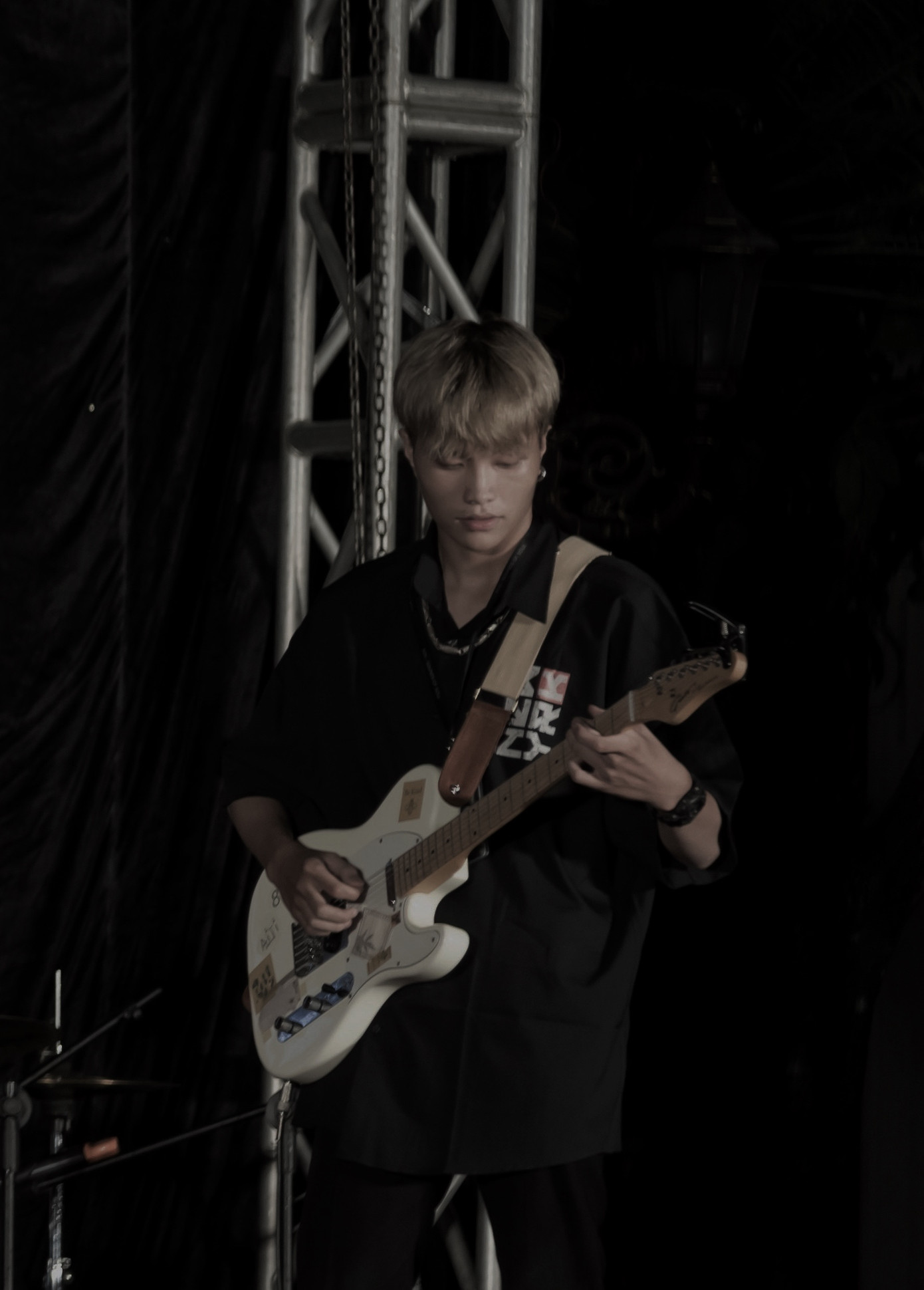 Đức Anh tỏa sáng trên sân khấu với niềm đam mê của mình. Đức Anh tỏa sáng trên sân khấu với niềm đam mê của mình.