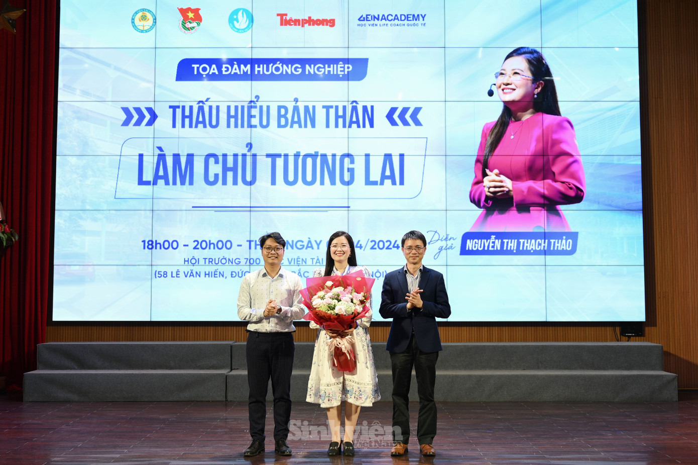 TS. Tạ Đình Hòa - Bí thư Đoàn Thanh niên Học viện và nhà báo Nguyễn Tuấn Anh - Trưởng ban Sinh viên, báo Tiền Phong tặng hoa diễn giả Nguyễn Thị Thạch Thảo.