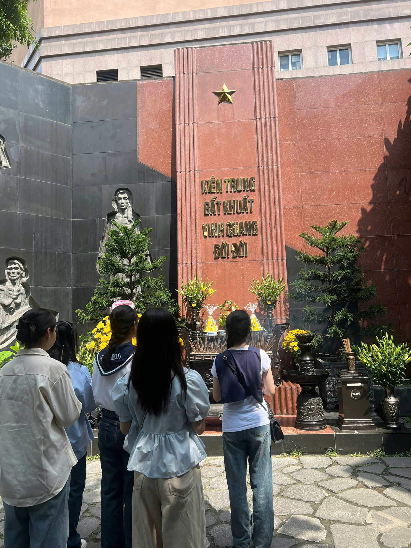 Các bạn trẻ thắp hương tưởng niệm anh hùng liệt sĩ.